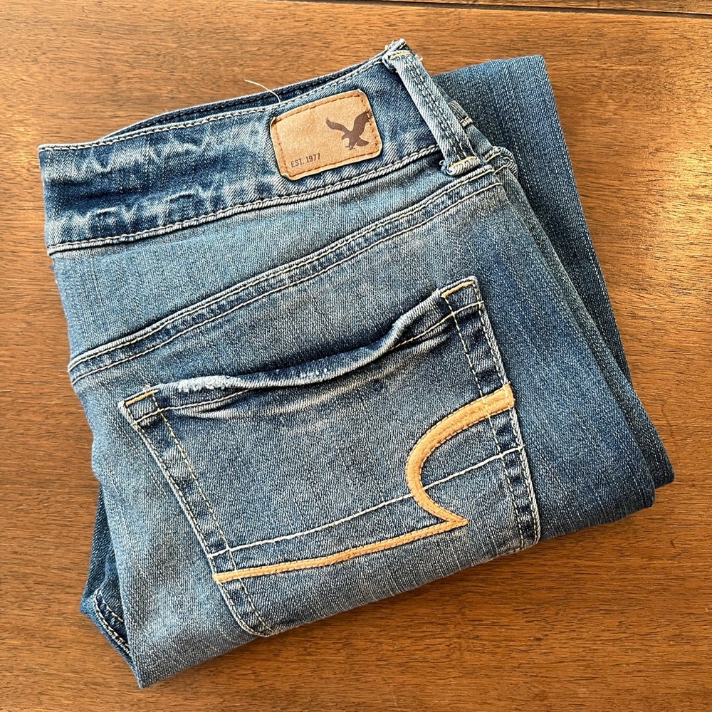 EUC Womens Light to Med Wash Artist Crop Super Stretch AEO jeans Size 4